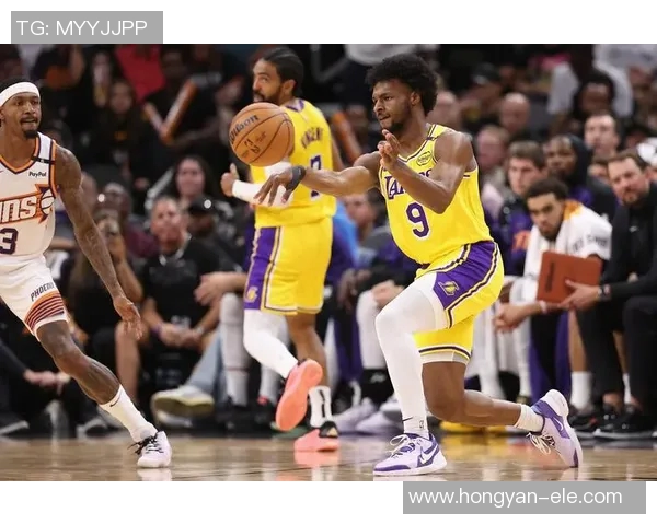 湖人逆转雷霆,取得季后赛首胜:传奇球队再创辉煌