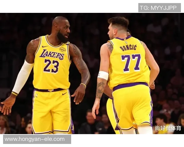 詹姆斯领衔湖人全队向湖人总经理示好